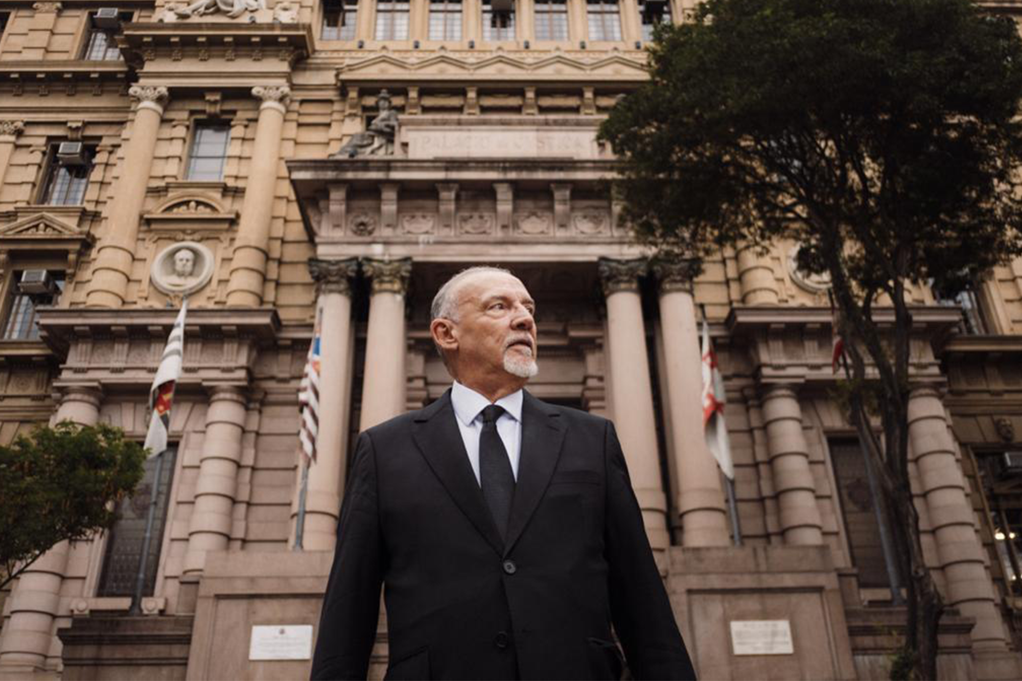 Detetive Felipe Lacerda em frente ao tribunal